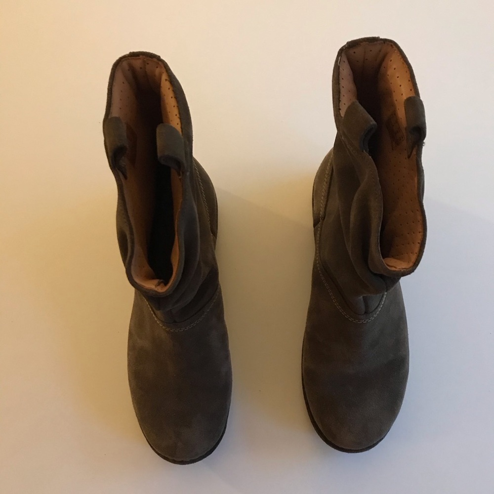 Like New Clarks Unstructured Suede Leather Boots - Picture 10 of 11